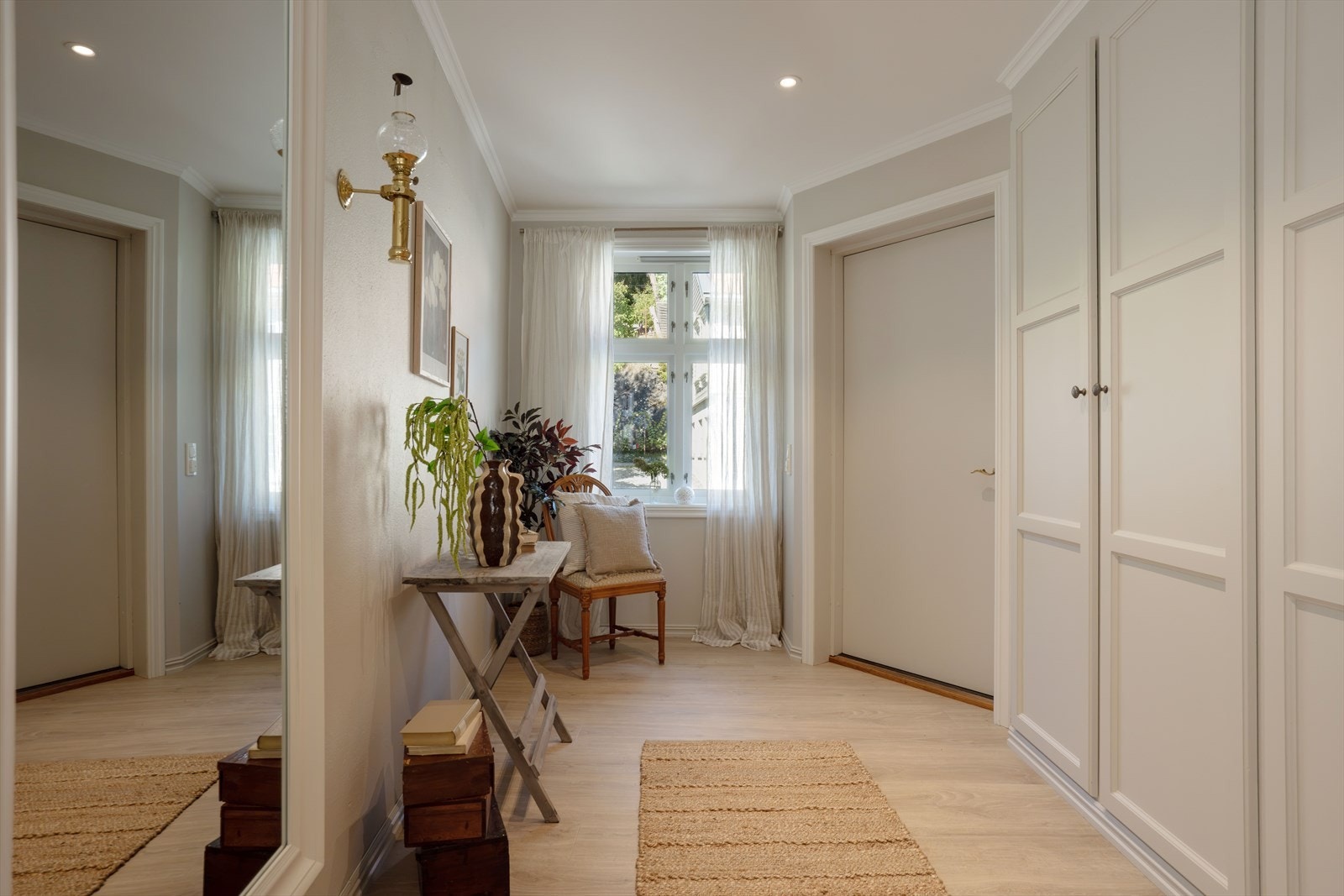 Entréen har plass til klesskap og gir et lyst førsteinntrykk av boligen. Galleribilde