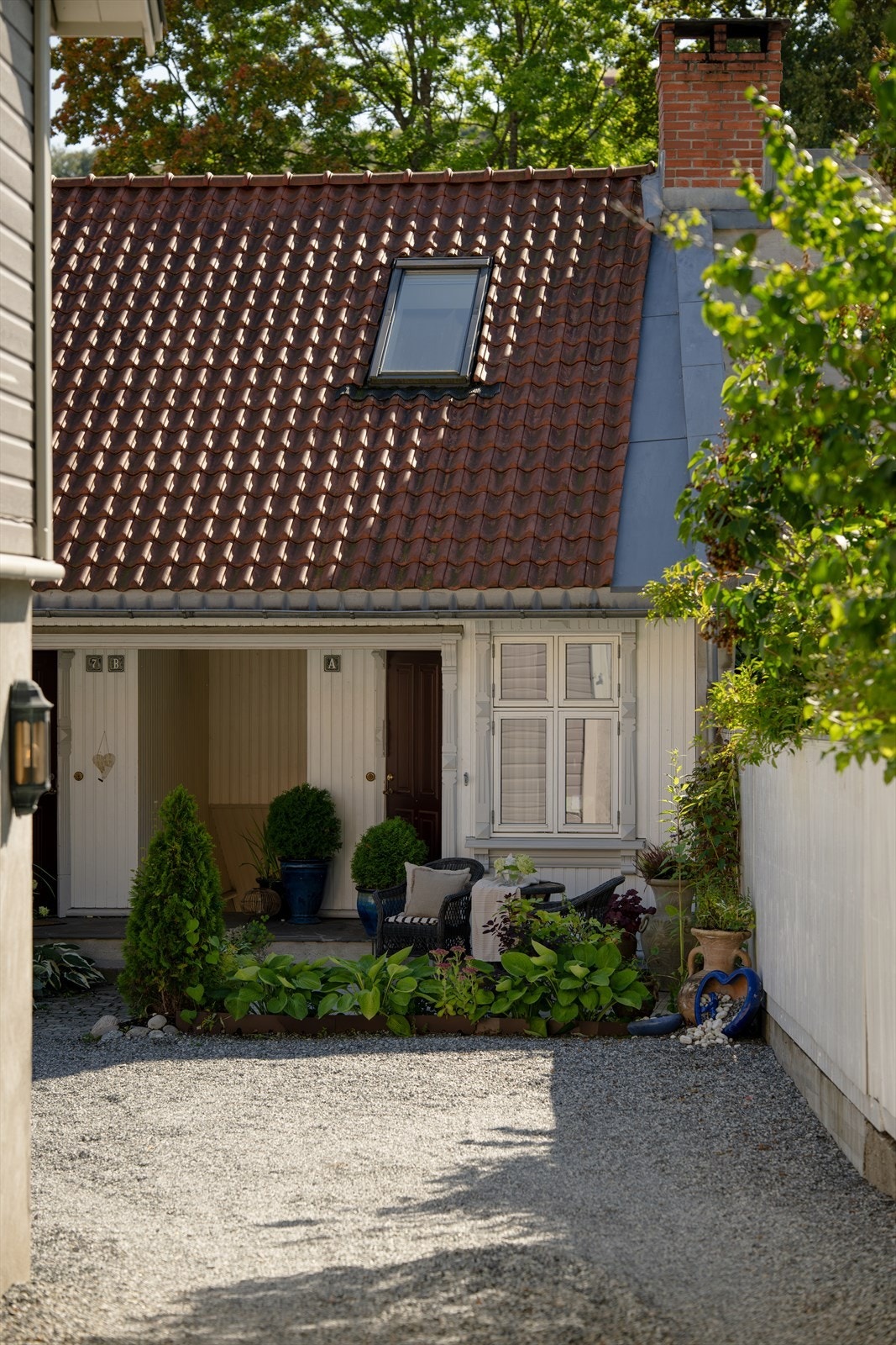 Inngangen ligger skjermet til i enden av det felles gårdstunet. Galleribilde