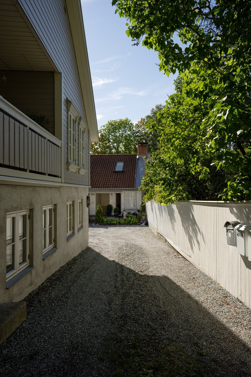 Gruset innkjøring leder inn til sameiets rolige tun. Galleribilde