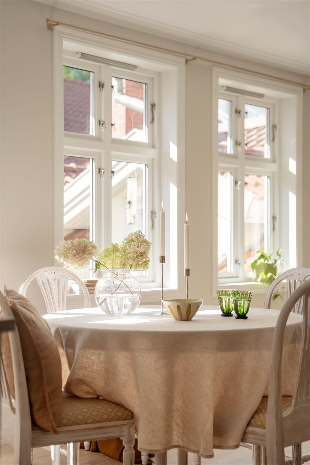 God plass til spisebord der familie og gjester kan samles. Galleribilde