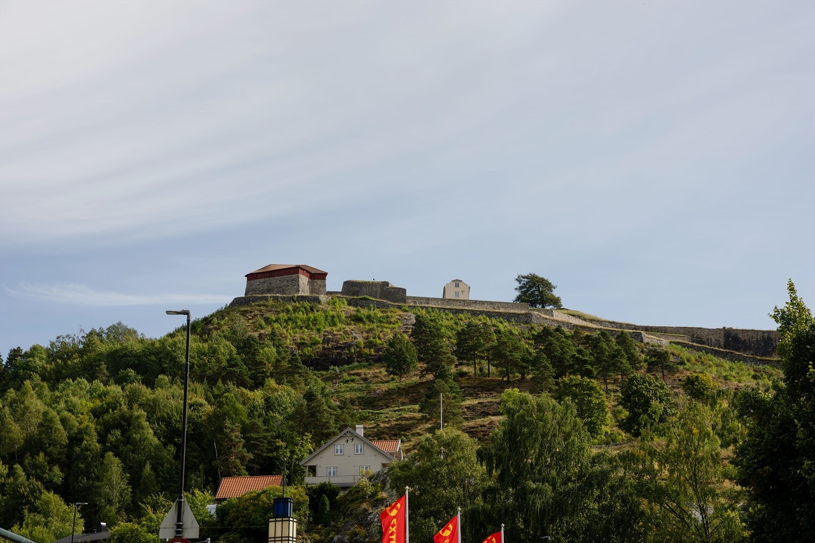 Fredriksten festning troner i nærheten med historiske omgivelser og kulturtilbud. Galleribilde