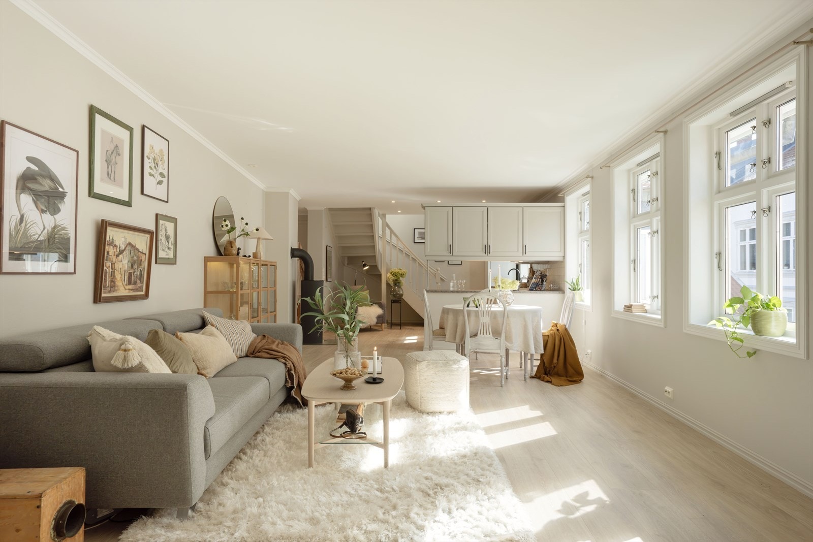 Stuen har god plass til sofagruppe og ligger i åpen forbindelse med kjøkkenet. Galleribilde