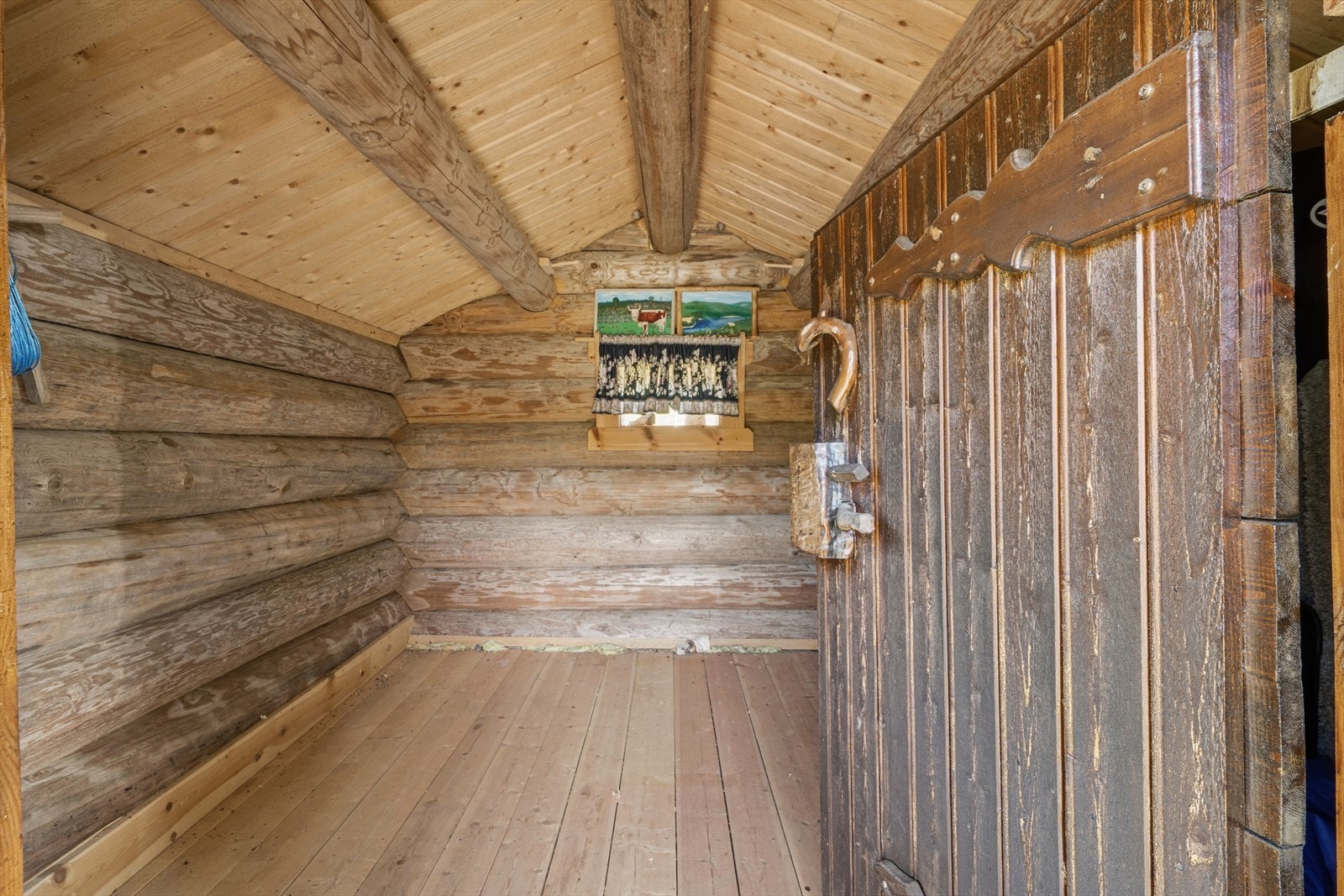 Innvendig er stabburene åpne rom med tregulv og laftede vegger. Galleribilde