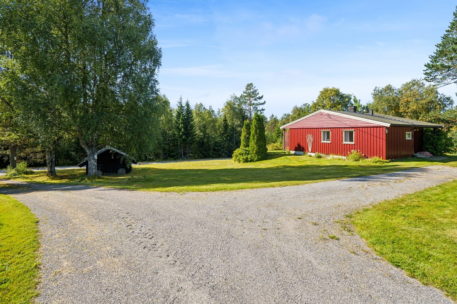 Det er god plass til parkering på egen eiendom. Galleribilde
