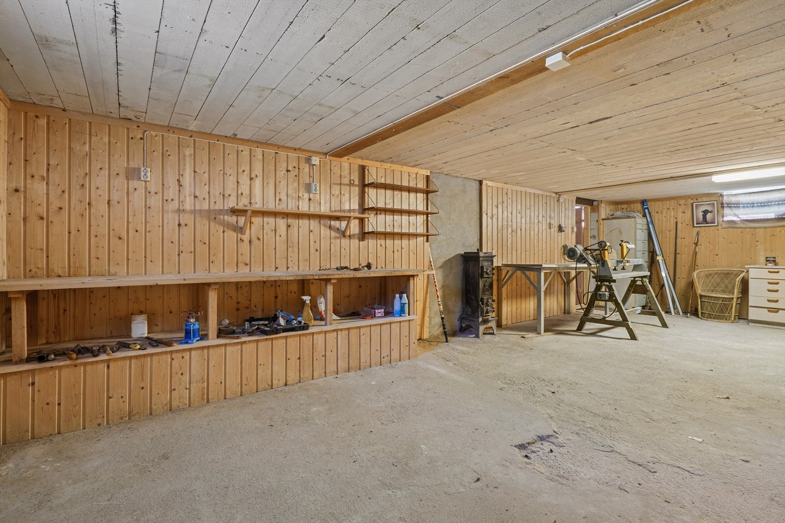 Kjelleren er innredet med panelte vegger og har god plass til verkstedbenk. Galleribilde
