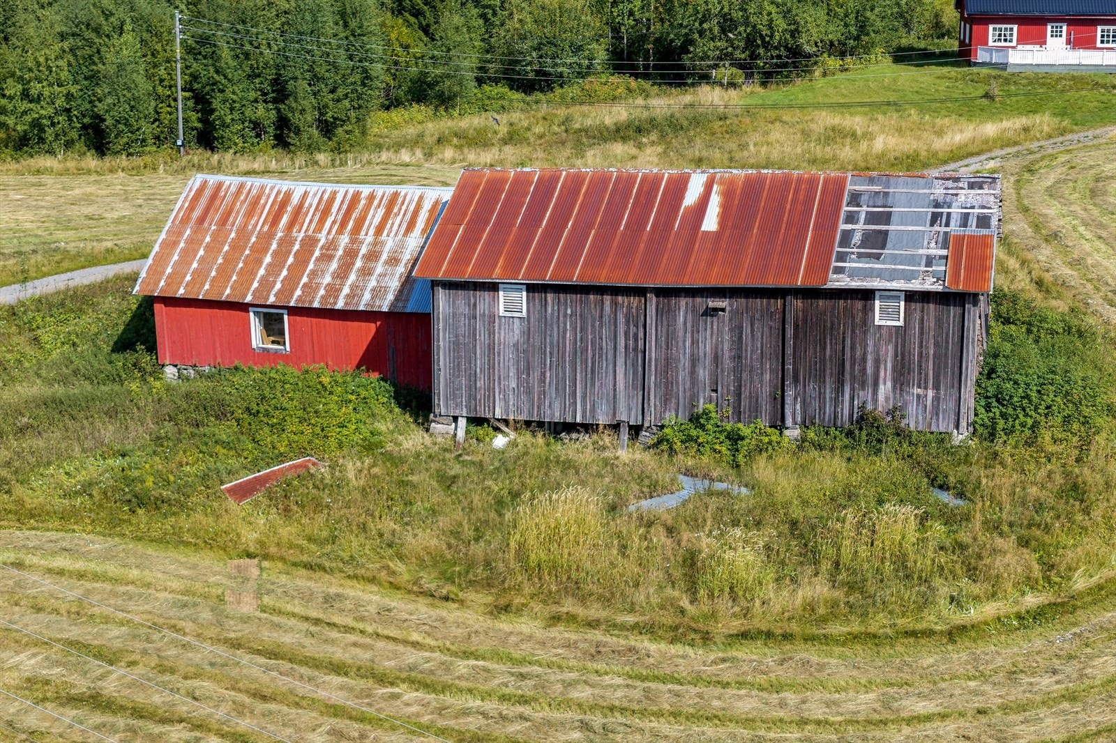 Låven sett fra luften. Det røde huset i bakgrunnen tilhører ikke eiendommen. Galleribilde