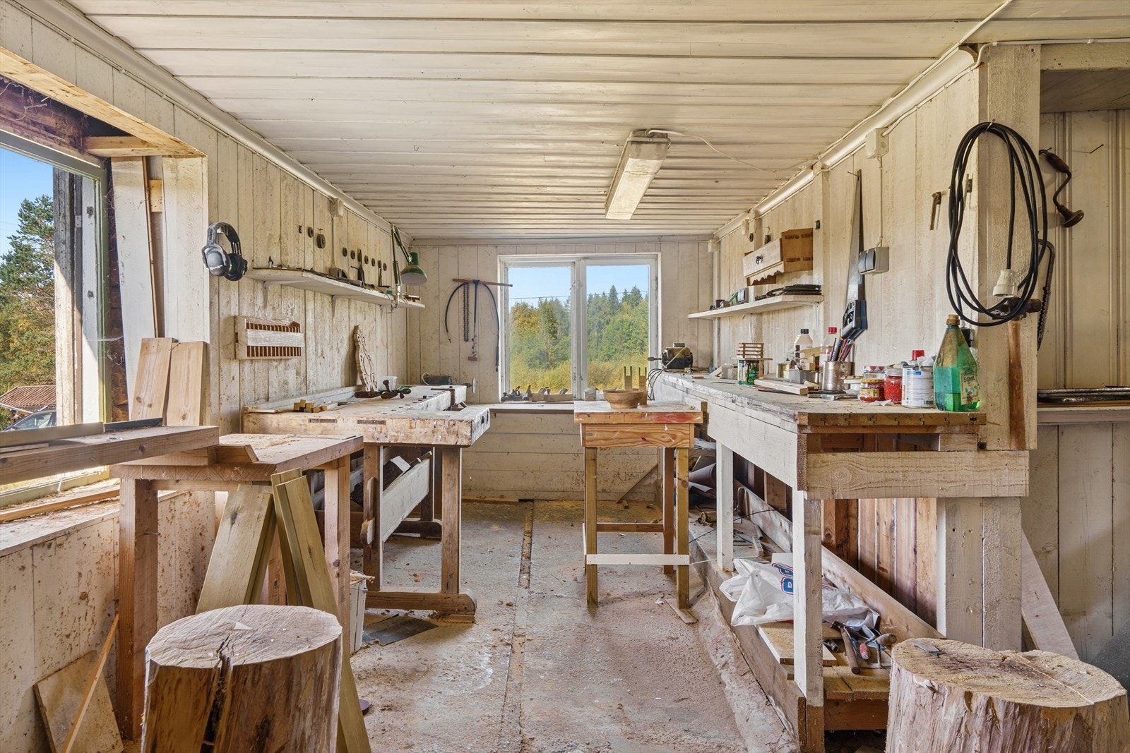 Inne i låven er det etablert et praktisk arbeidsrom og snekkerverksted. Galleribilde