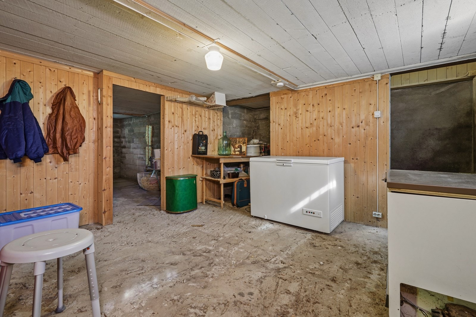 Kjelleren har flere boder med betonggulv og murvegger, ideelt for lagring. Galleribilde