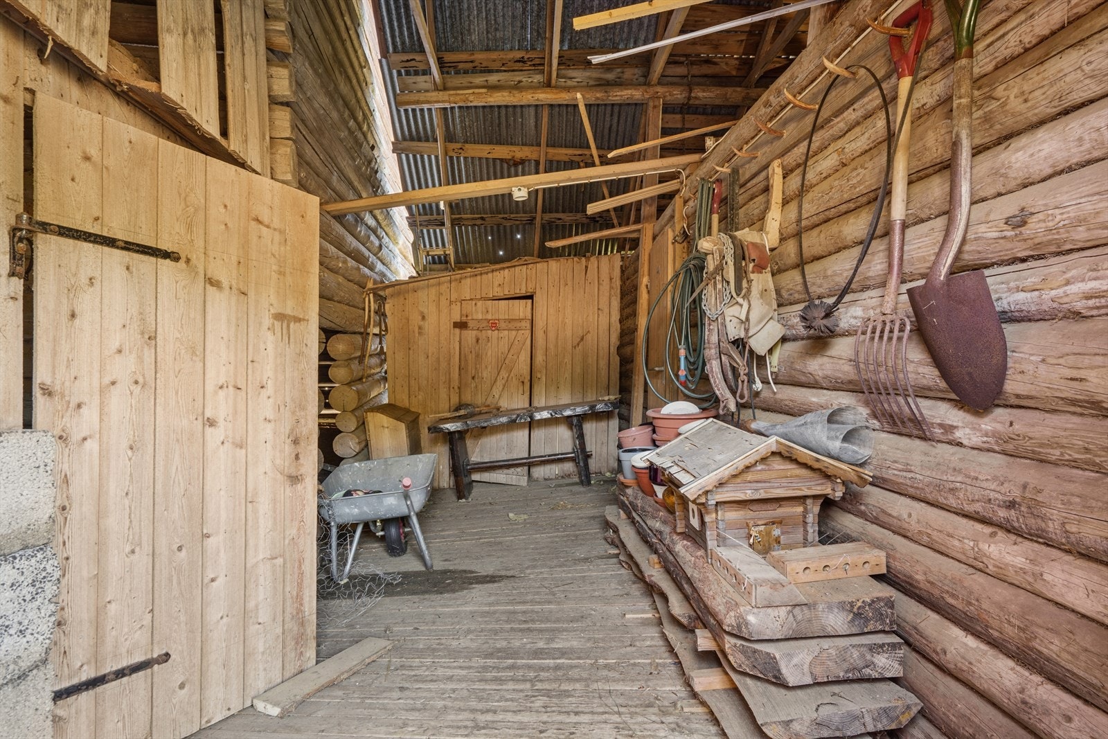 Rikelig med plass for redskaper og utstyr. Galleribilde