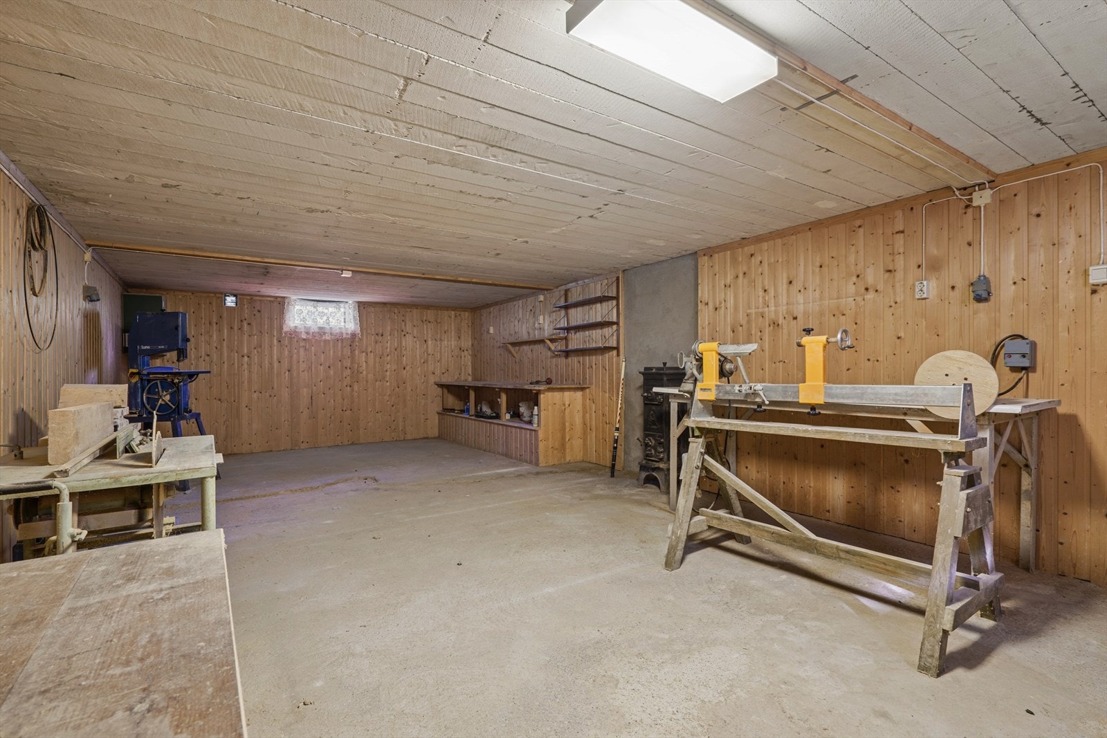 Et stort, åpent rom i kjelleren gir mange muligheter for hobby og arbeid. Galleribilde