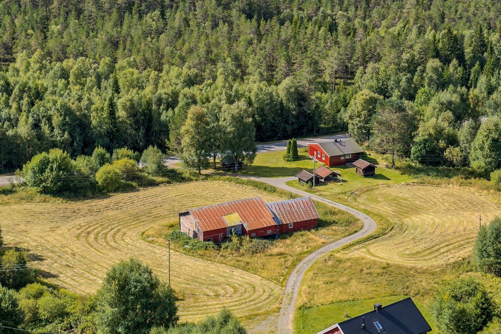 Finnholtvegen 1716 er småbruk på 115 daa beliggende i rolige omgivelse. Galleribilde