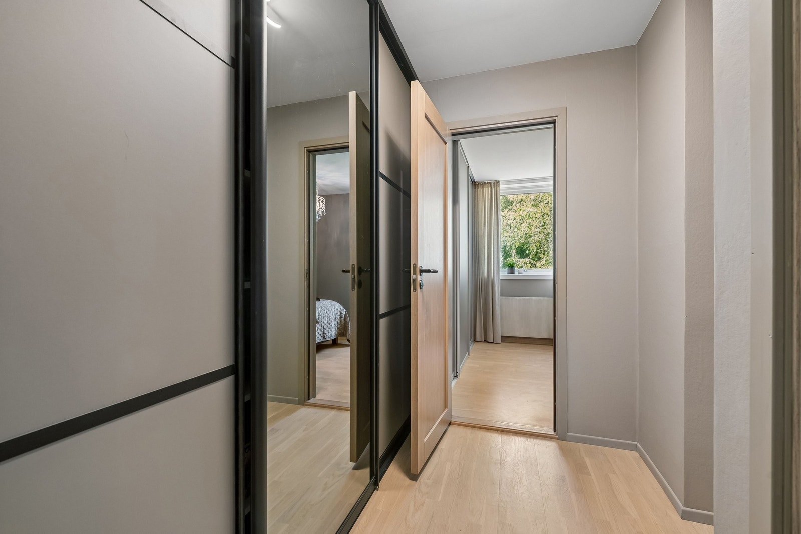 Soveromsgang med skyvedørsgarderobe Galleribilde