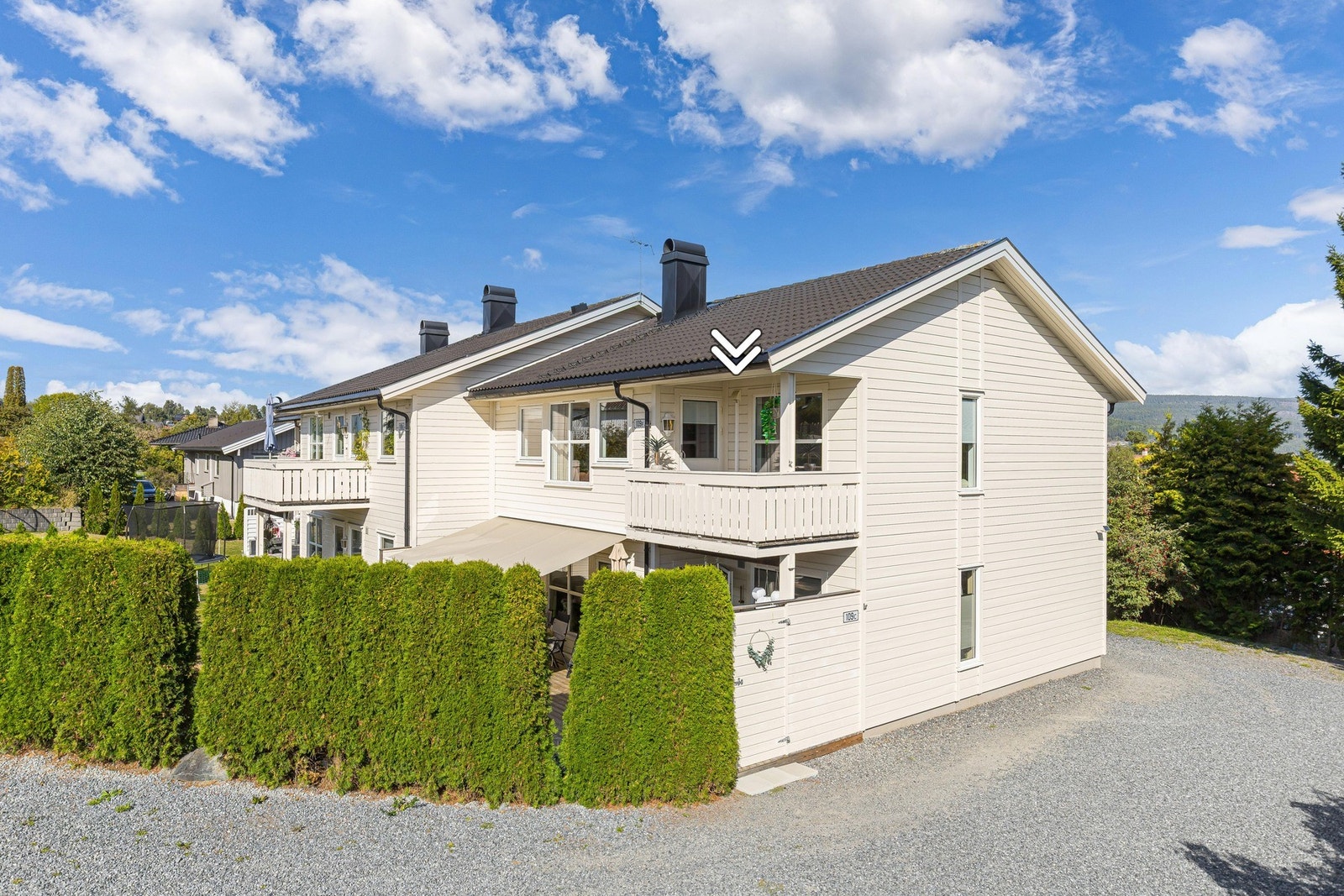 Fra terrassen kan du nyte en flott utsikt mot de grønne omgivelsene, noe som skaper en rolig og hyggelig ramme rundt uteoppholdet. Galleribilde