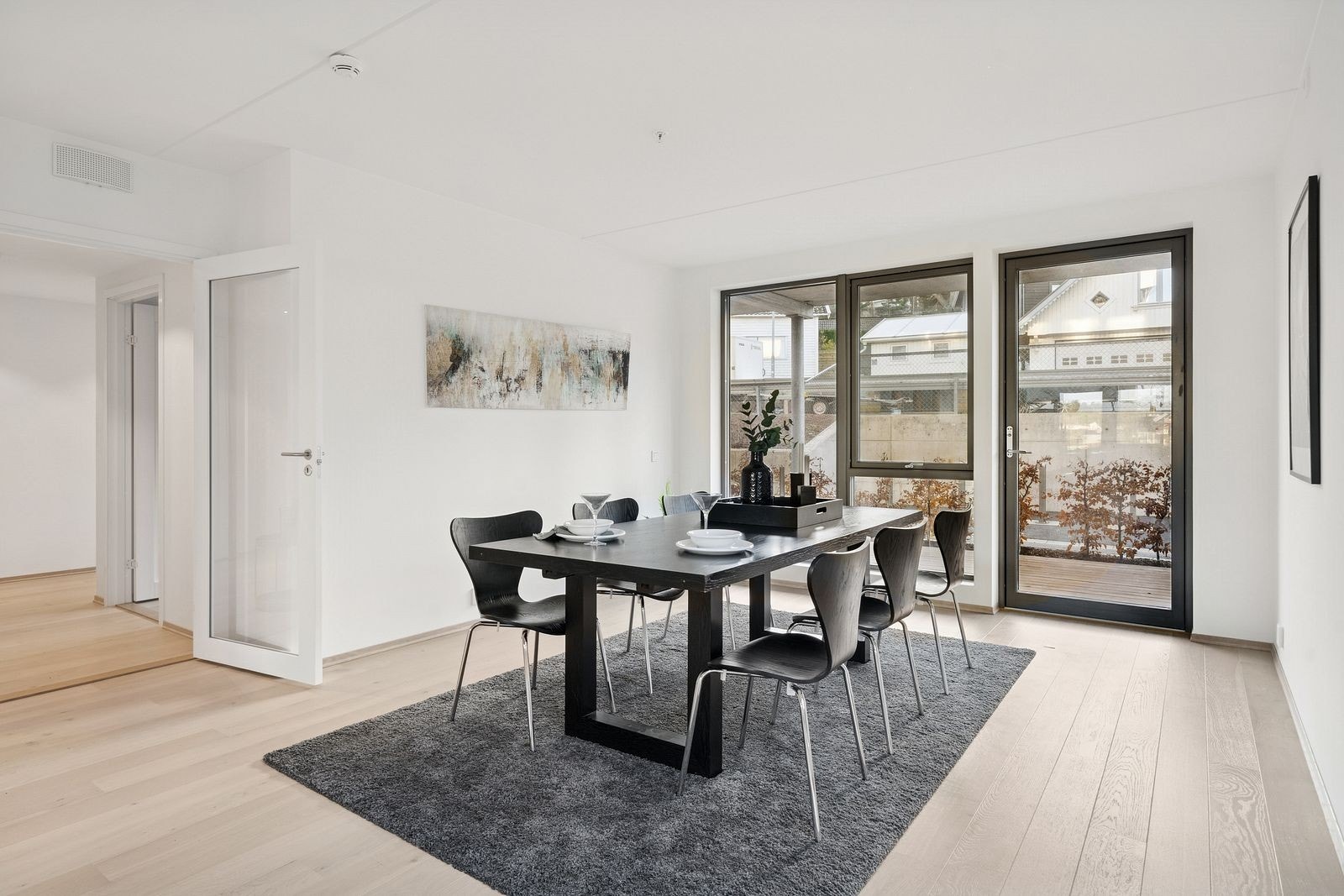 Svært lyse og trivelige rom i leiligheten. Utgang til terrasser på begge siden av leiligheten. Galleribilde