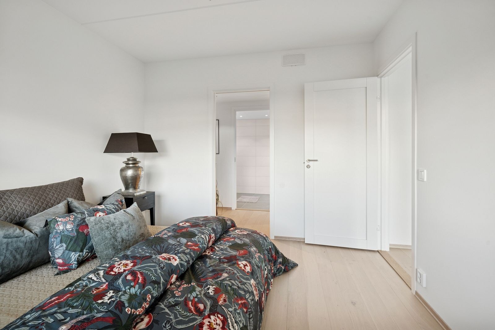 Soverom har inngang fra stuedelen og har flott utsikt mot parken, sjøen og bryggen. På innsiden finner du bad og garderoberom. Galleribilde