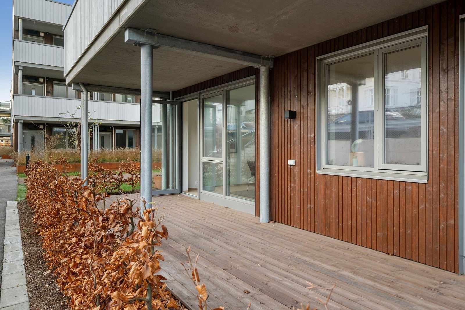 Terrasse med utgang fra spisestuen. Denne terrassen vender mot vest med gode solforhold. Uteplassen på denne siden av leiligheten er på hele 18 kvm. Galleribilde