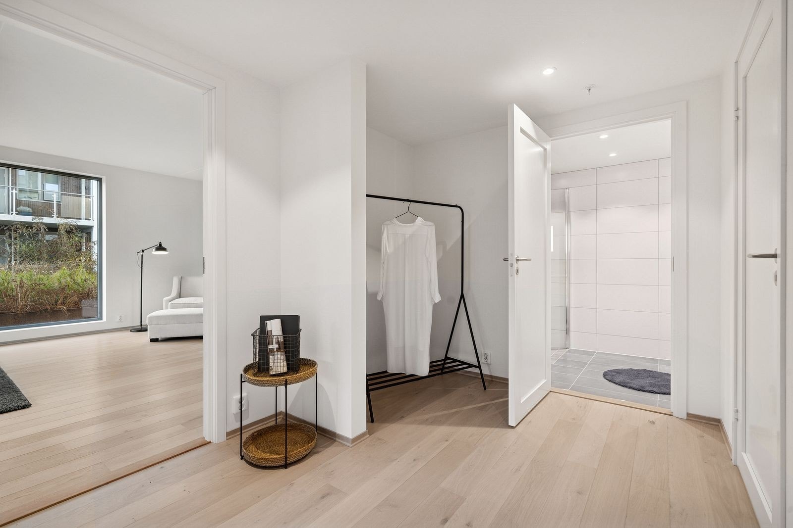 Velkommen inn. God pass til garderobe eller skyvedører. Inngang til gjestebad Galleribilde