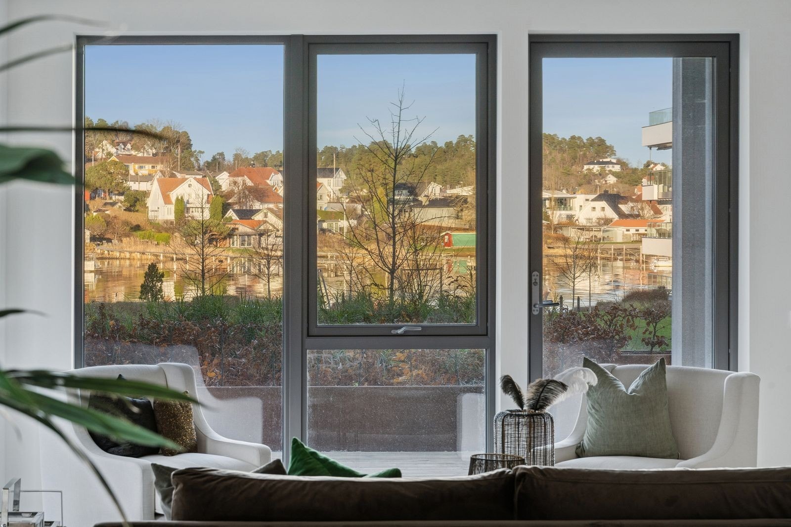 Leiligheten har flott utsikt fra stuen mot sjøen og bryggen. Stor terrasse mot sjøen på hele 38 kvm. Galleribilde