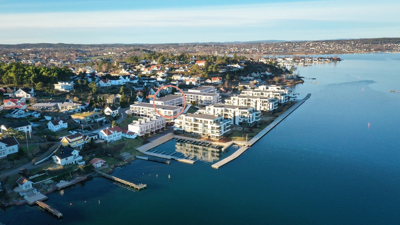 Bygg 9 ligger få skritt fra bryggekanten og består av 18 innholdsrike leiligheter. Galleribilde