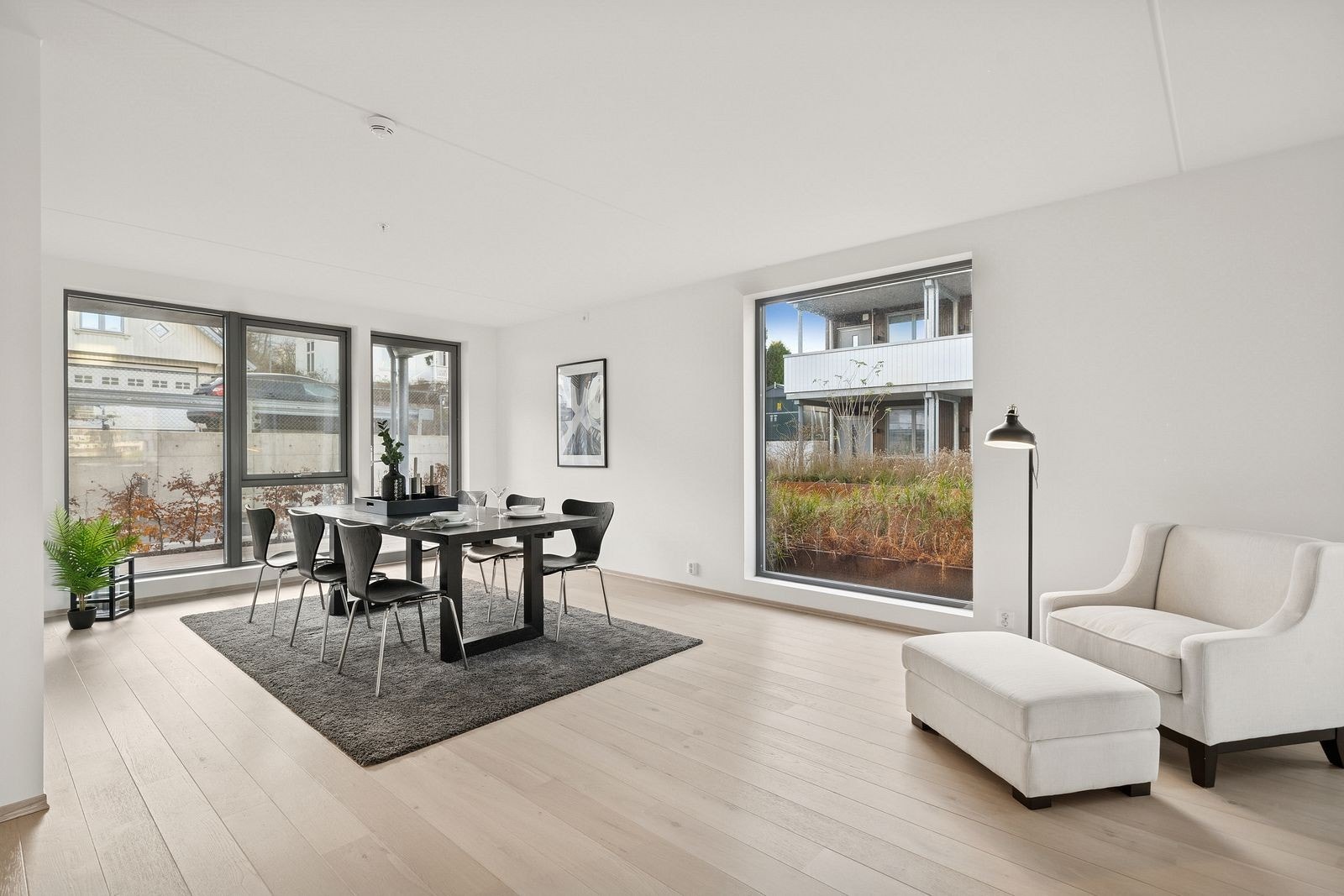Det er god plass til å samle hele familien i spisedelen av stuen. Utgang til terrasse på 18 kvm Galleribilde