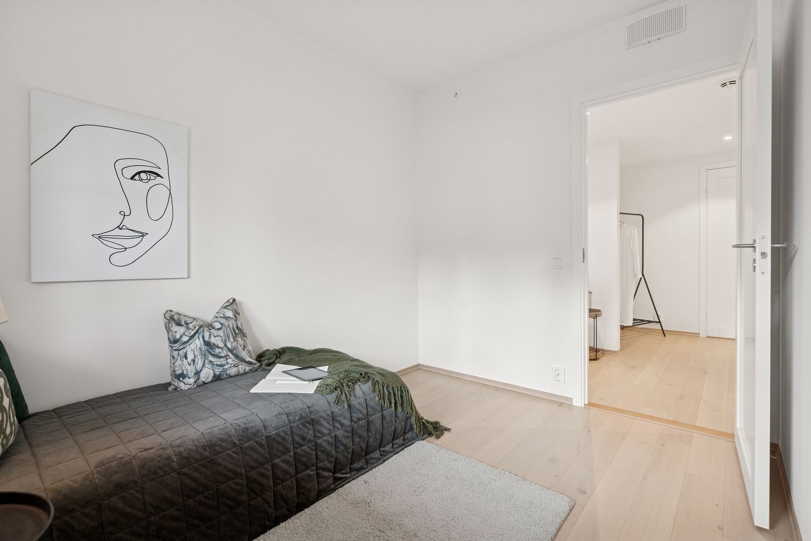 Romlig gjesterom med bad rett over gangen. Galleribilde