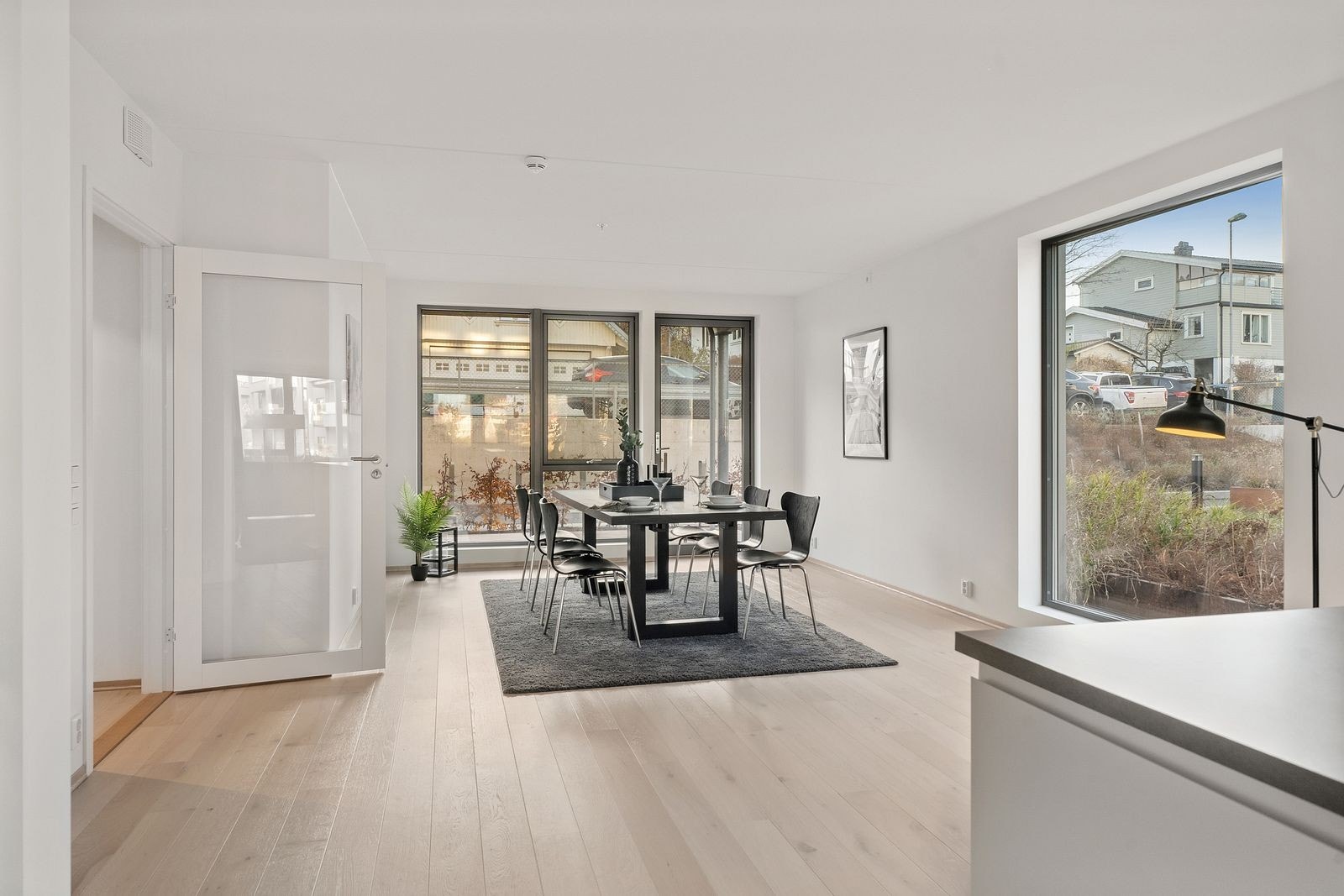 Fra kjøkkenet er det kort, men romslig avstand til spisestuen. Galleribilde