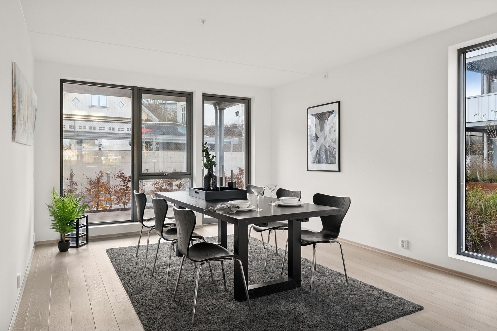 Romslig spisestue. Ved behov er det mulig å sette inn dører og dele opp rommet med et ekstra rom. Galleribilde