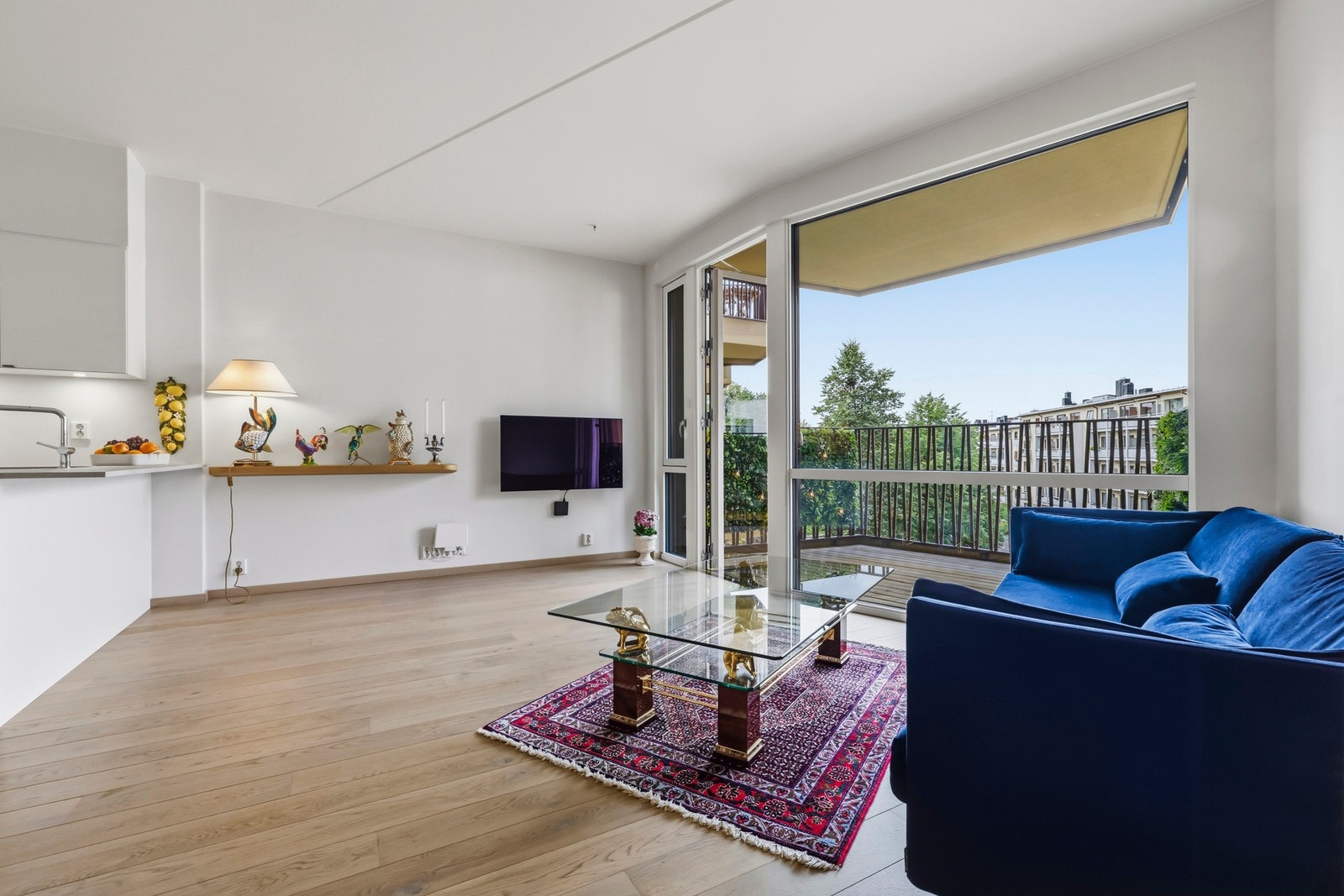 De store vindusflatene slipper inn rikelig med naturlig lys og bidrar til en lys og trivelig atmosfære Galleribilde