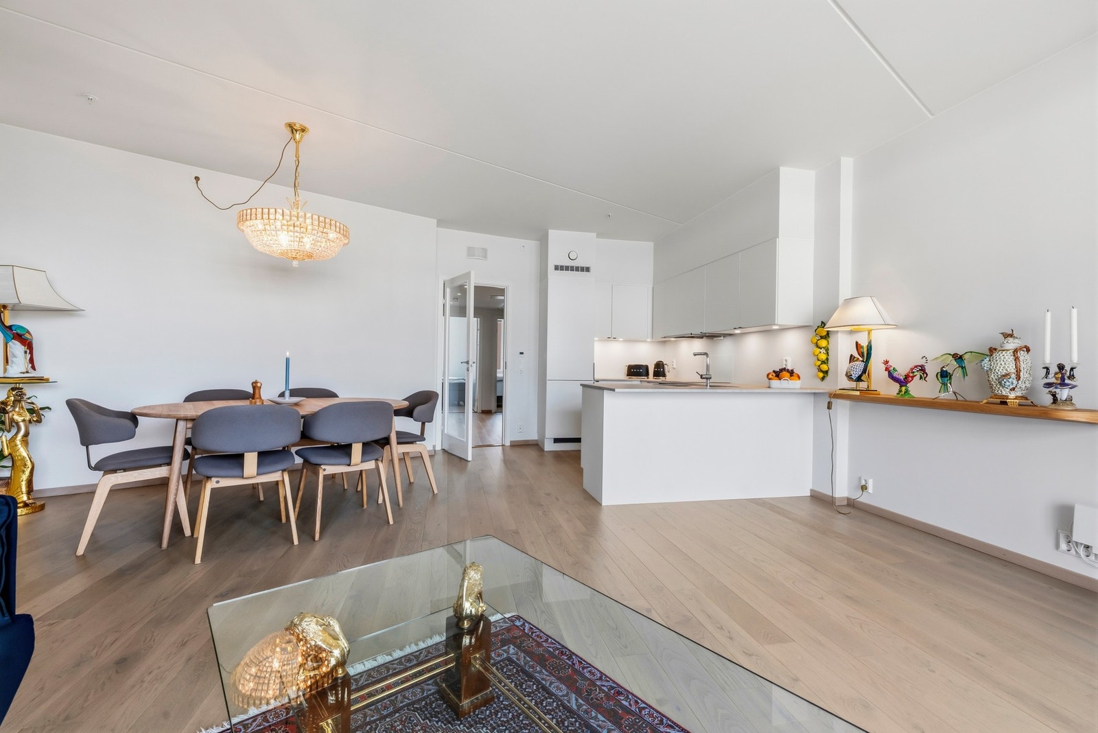 Her er det god plass til sofagruppe med behagelig avstand til TV, samt et romslig spisebord Galleribilde