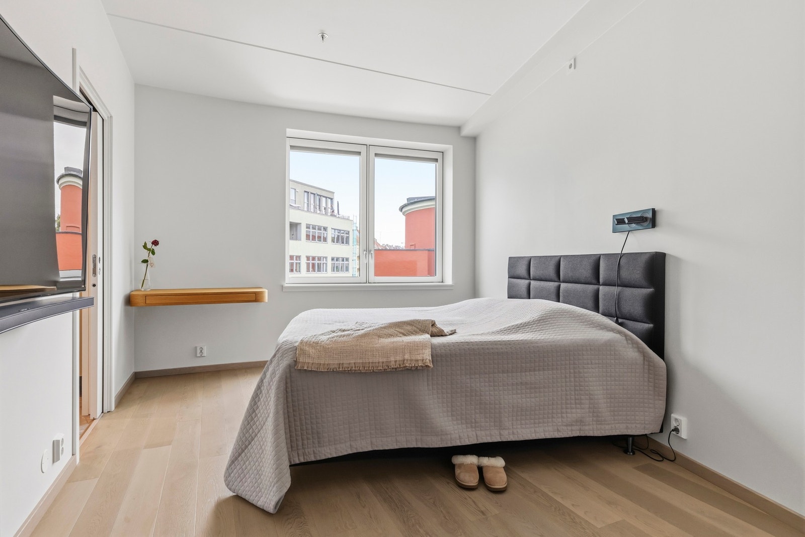 Soverom av god størrelse med god plass til dobbeltseng Galleribilde