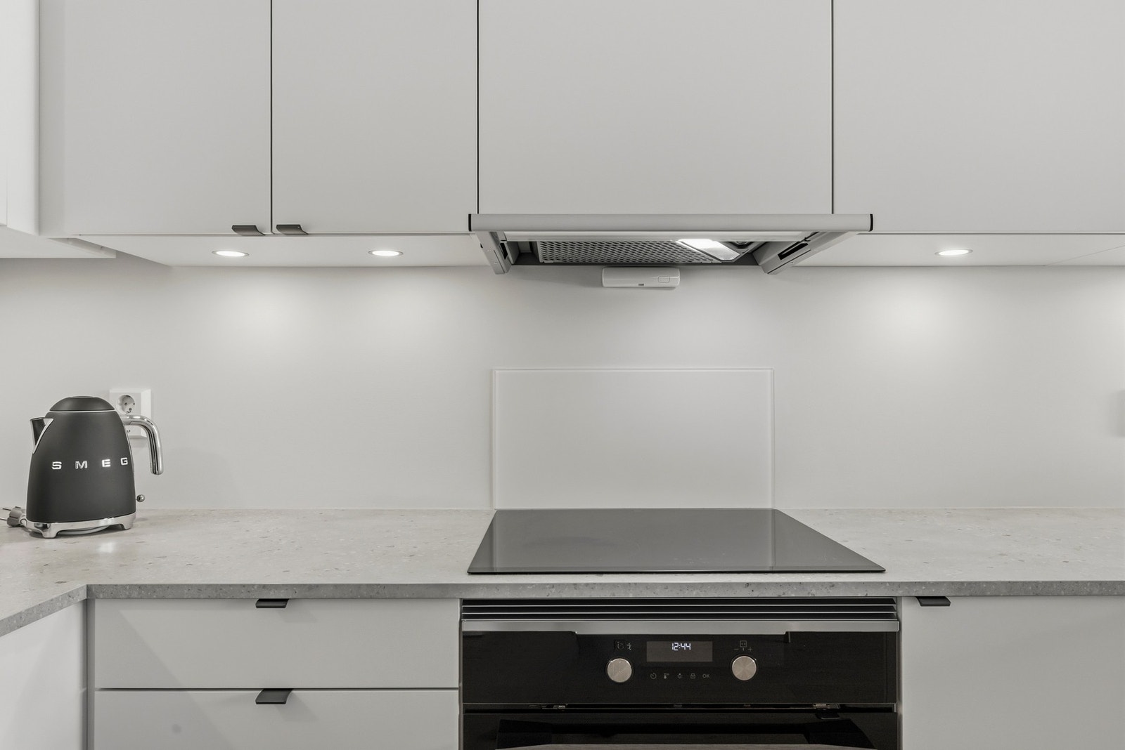 Integrerte hvitevarer fra Electrolux som oppvaskmaskin, kjøl/frys, stekeovn og platetopp samt avtrekksvifte i overskap Galleribilde