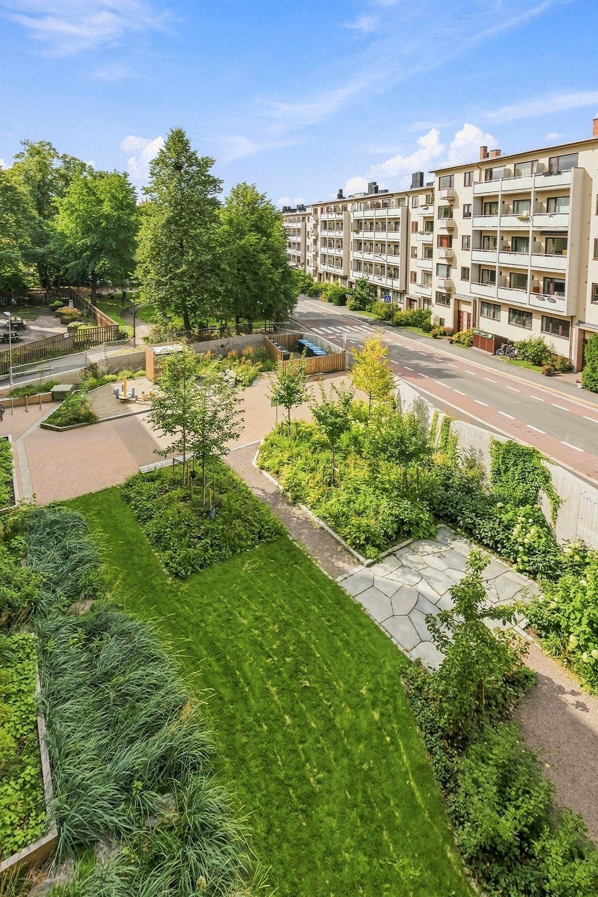 Utsyn mot felles opparbeidet gårdsrom Galleribilde