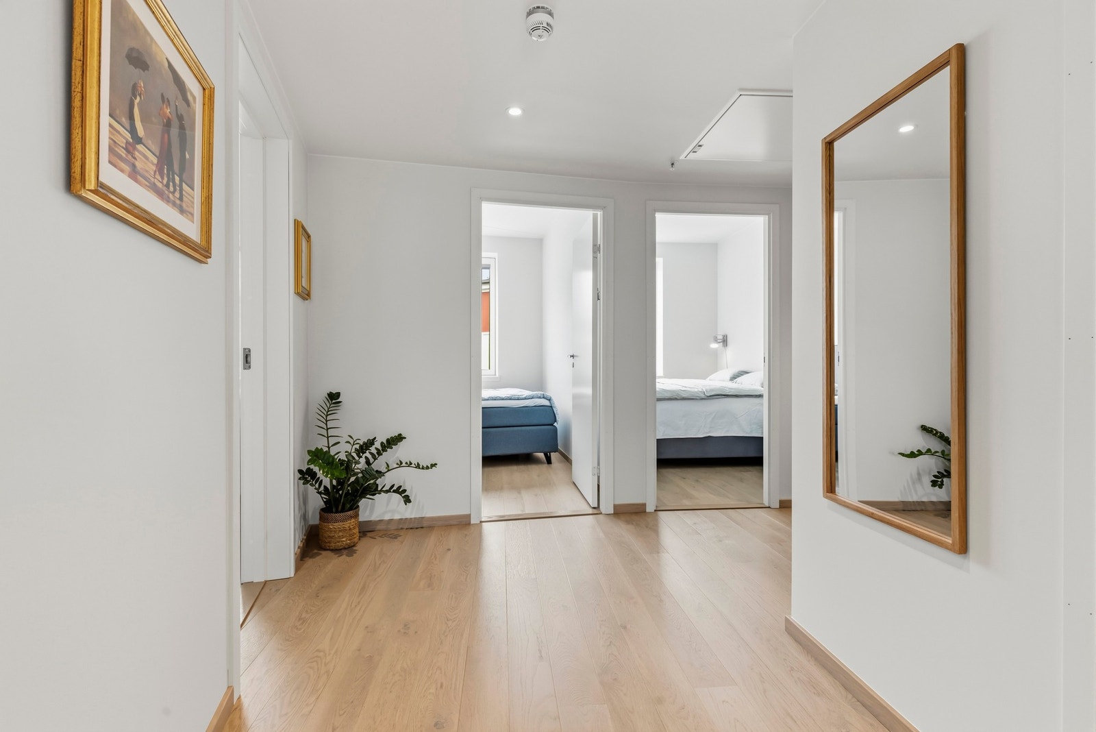 Leiligheten har gjennomgående en-stavs parkettgulv, malte slette vegg- og takflater. Downlights i himling. Galleribilde