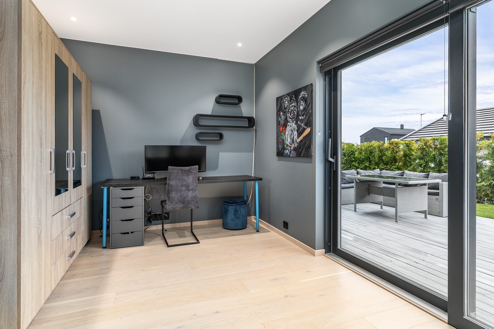 Med omfangsrike 20 kvm. og heve-/skyvedør til terrassen er dette soverommet velfungerende også som en stue for etasjen. Galleribilde