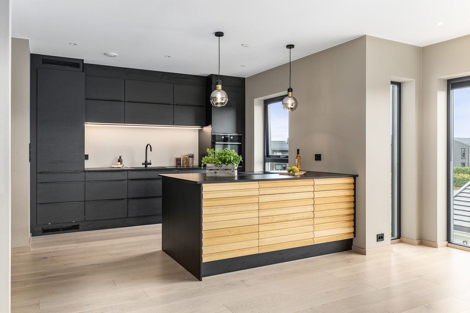 Kjøkkenets lekre innredning er fra kvalitetsprodusenten JKE Design. Galleribilde