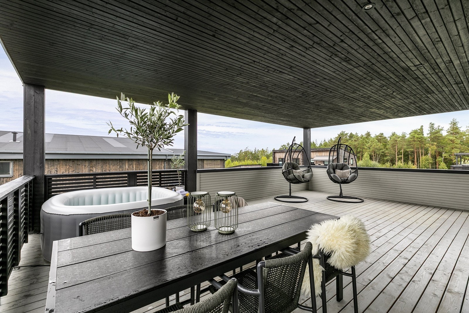 Skjermende overbygg gjør det mulig å sitte ute også på sommerdagene hvor været ikke er på sitt aller beste. Galleribilde