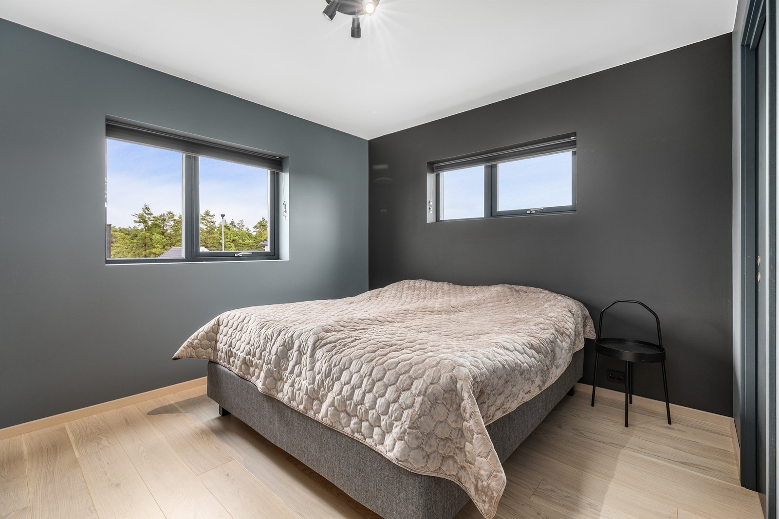 Med både walk-in closet og tilknytning til etasjens bad er dette soverommet på nesten 12 kvm. et naturlig master bedroom. Galleribilde