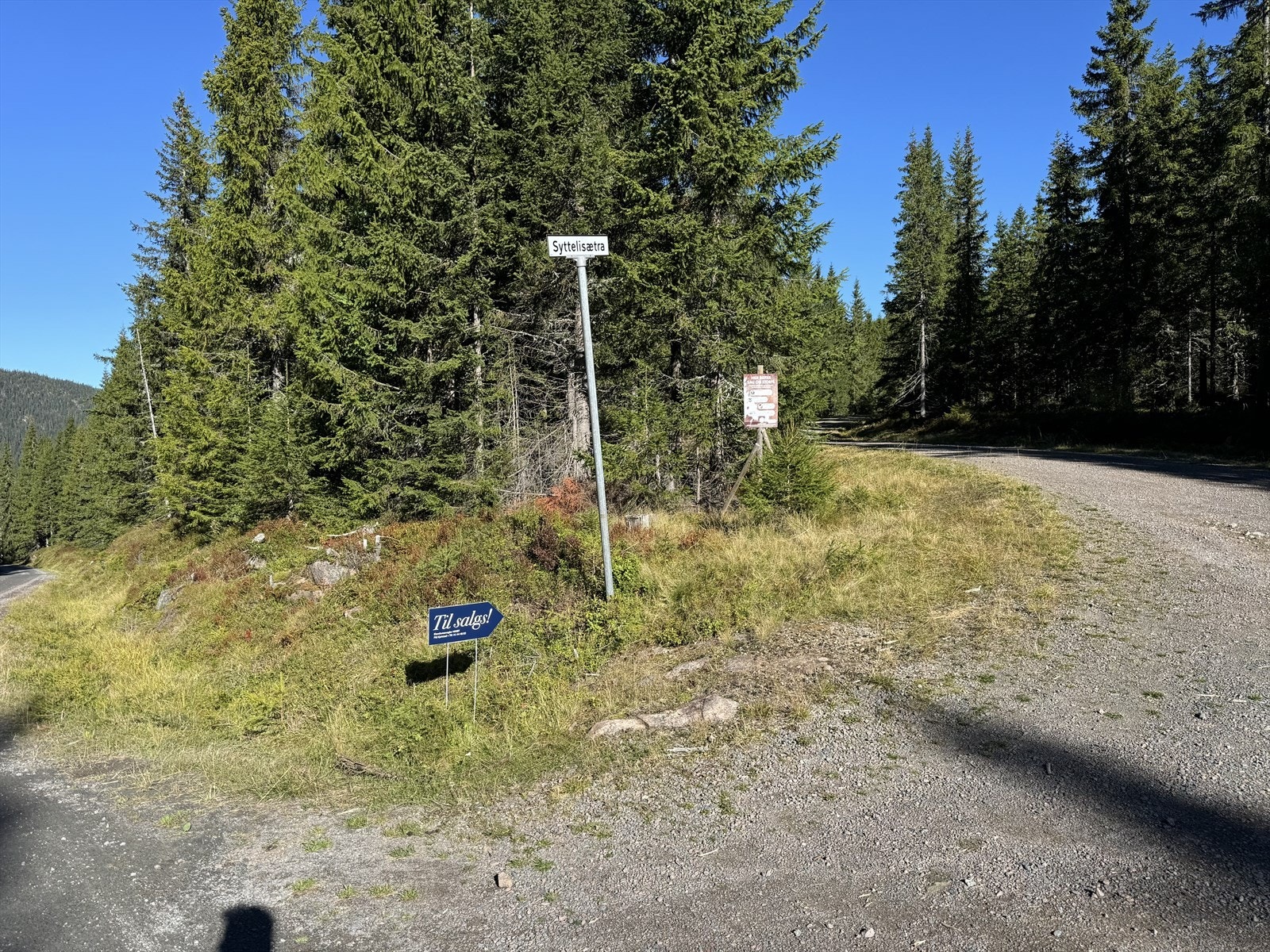 Noen private bilder fra veien på tur opp mot parkering og hytta - Ca 3 minutter med bil hit fra Torsætra Galleribilde