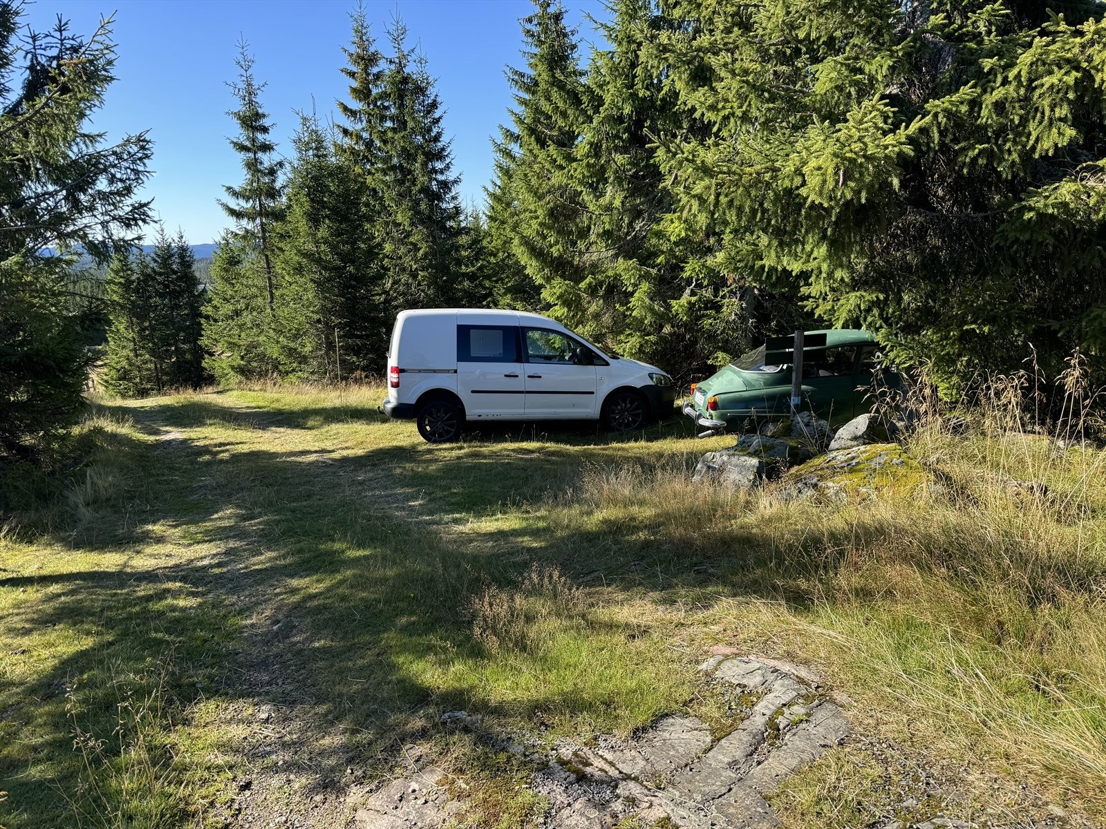 Dette er en mulighet for parkering - Her er det en vannpost inn i skogen til venstre i bildet ( drikkevann ) Galleribilde