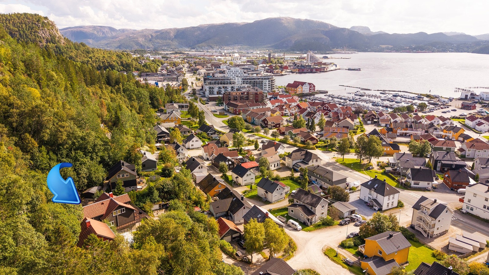Eiendommen ligger i et etablert boligområde, kun ca. 1 km fra sentrum. Galleribilde