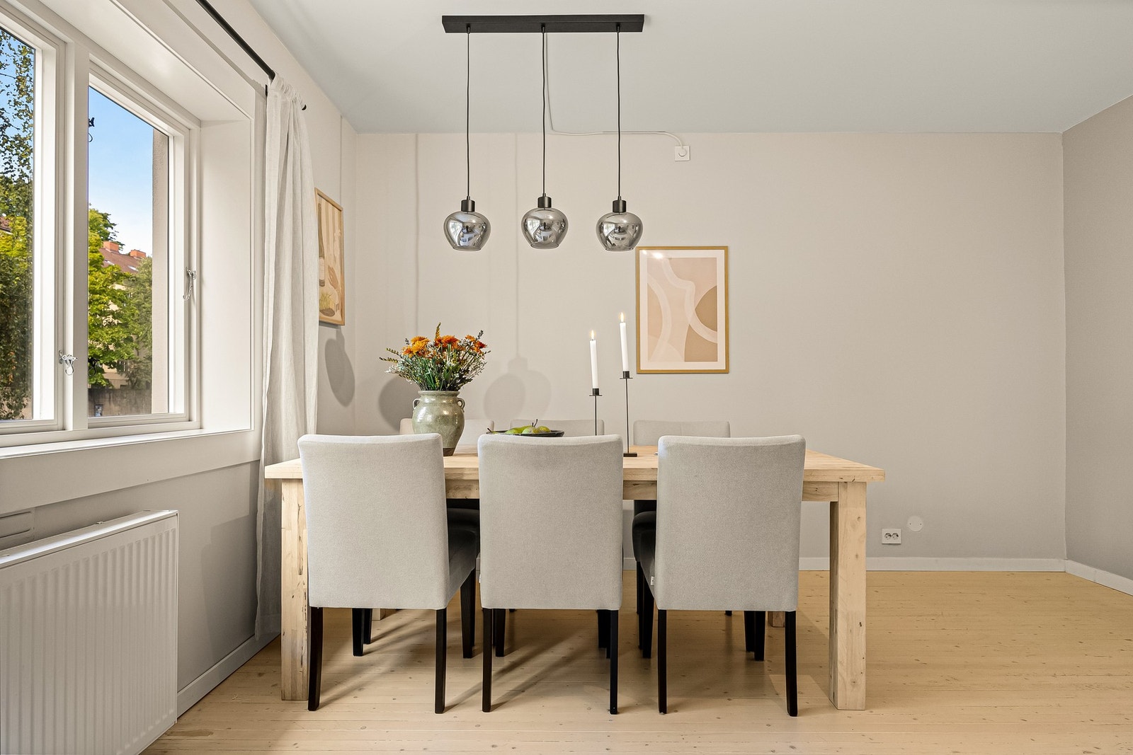 Avsatt plass til spisebord som rommer opp til flere gjester. Galleribilde
