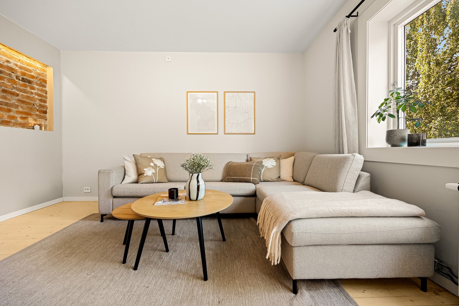 Her er det god plass til stor sofagruppe med tilhørende møblement, og naturlig avstand til tv-vegg. Galleribilde