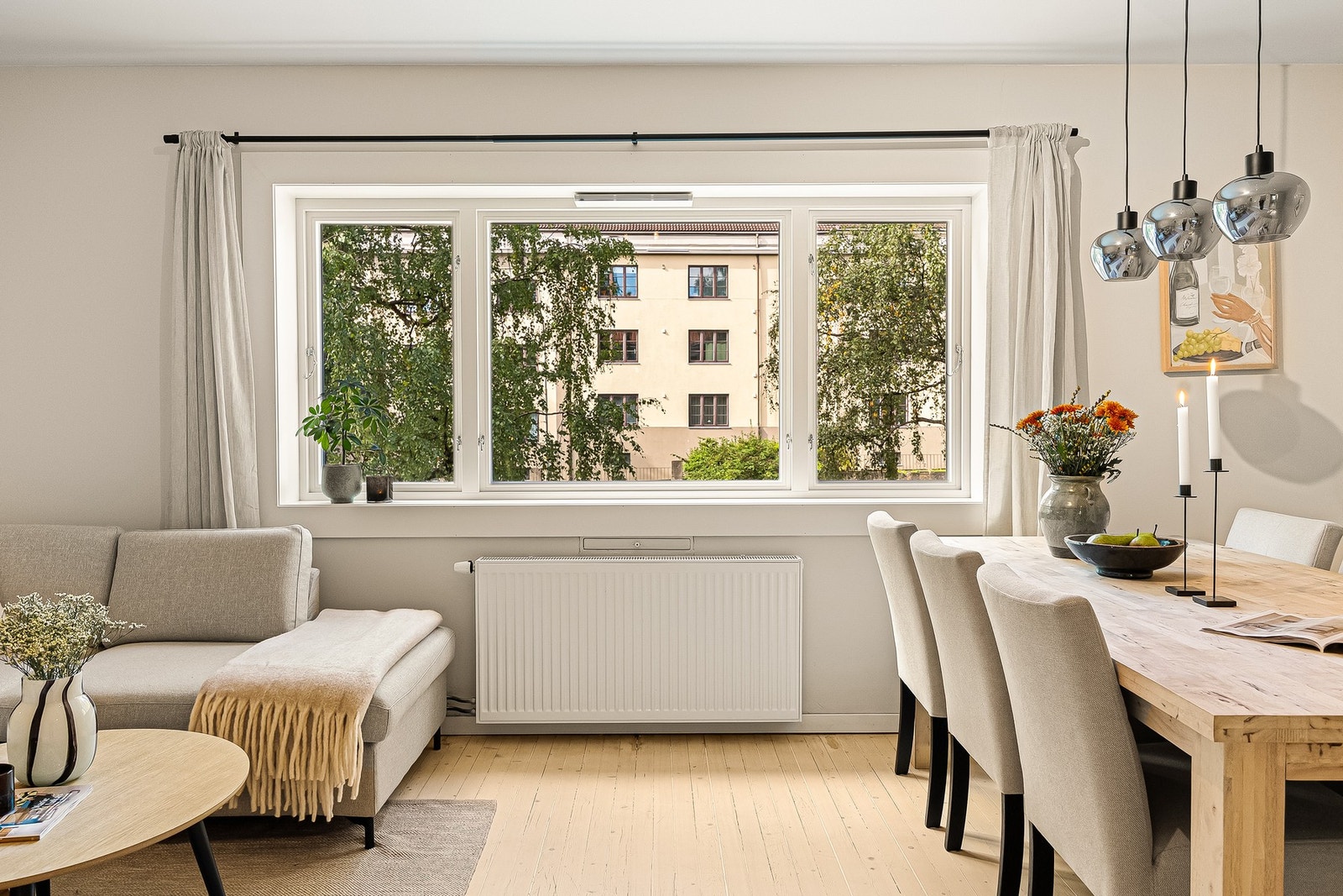 Store vindusflater gir godt med lys inn i leiligheten. Galleribilde