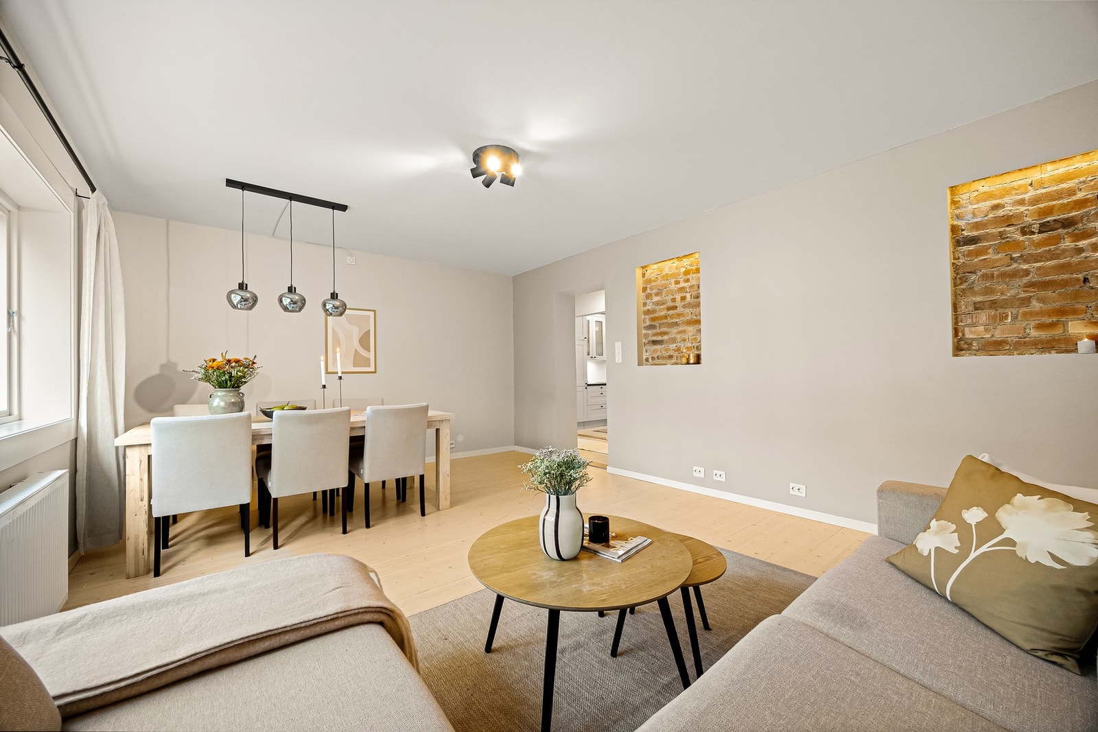 Innbydende og romslig stue med plass til å innrede i ulike soner. Galleribilde