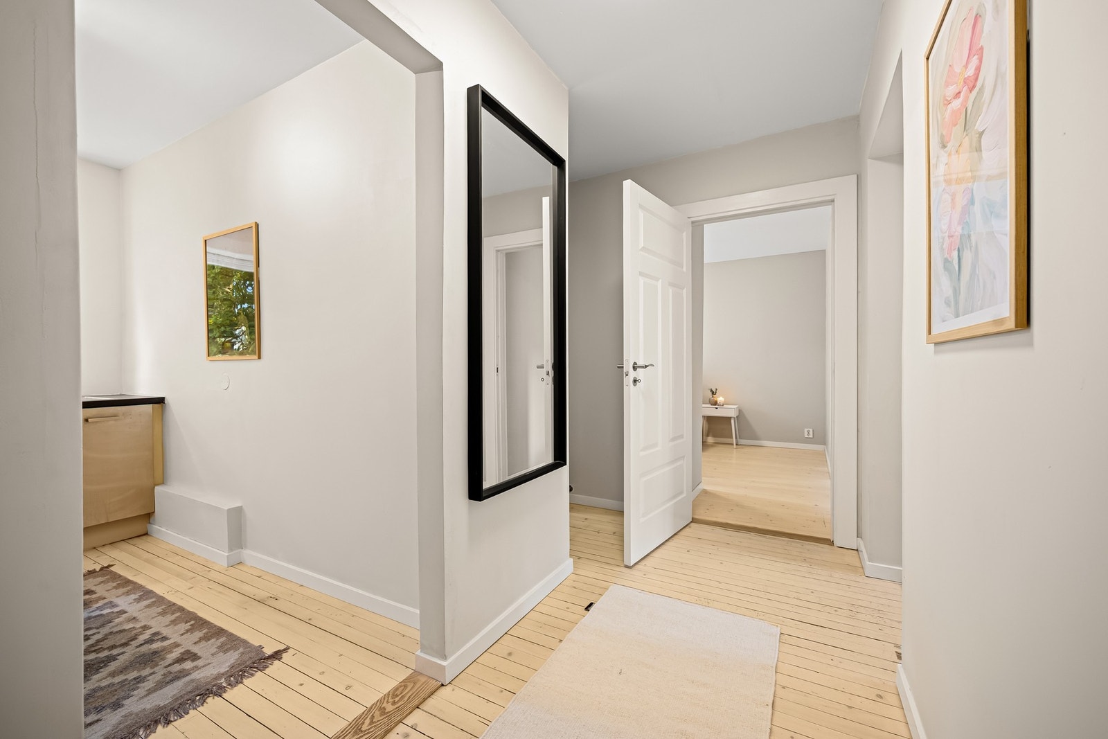 Velkommen inn! Leiligheten har en innbydende entré/gang som gir et ryddig førsteinntrykk og en naturlig adkomst videre inn i boligen. Galleribilde