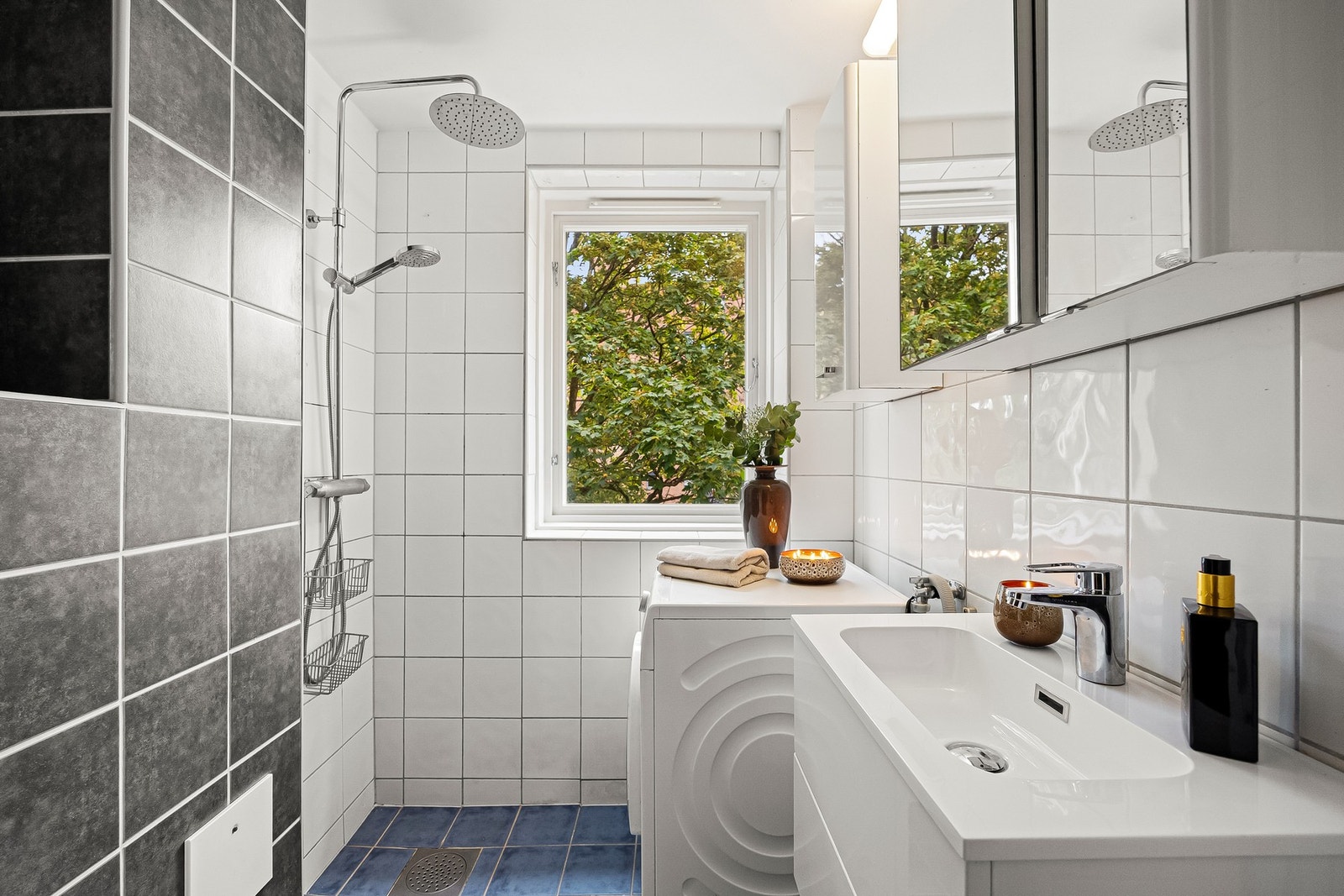 Badet ble oppgradert i 2006 (i regi av borettslaget med ferdigattest) og har et tidløst uttrykk med flislagte overflater og termostatstyrte varmekabler. Galleribilde