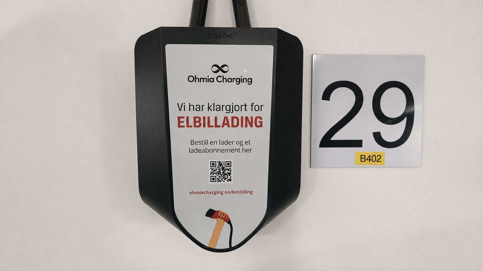 Garasjeplass er tilrettelagt for lading av elbil. Galleribilde