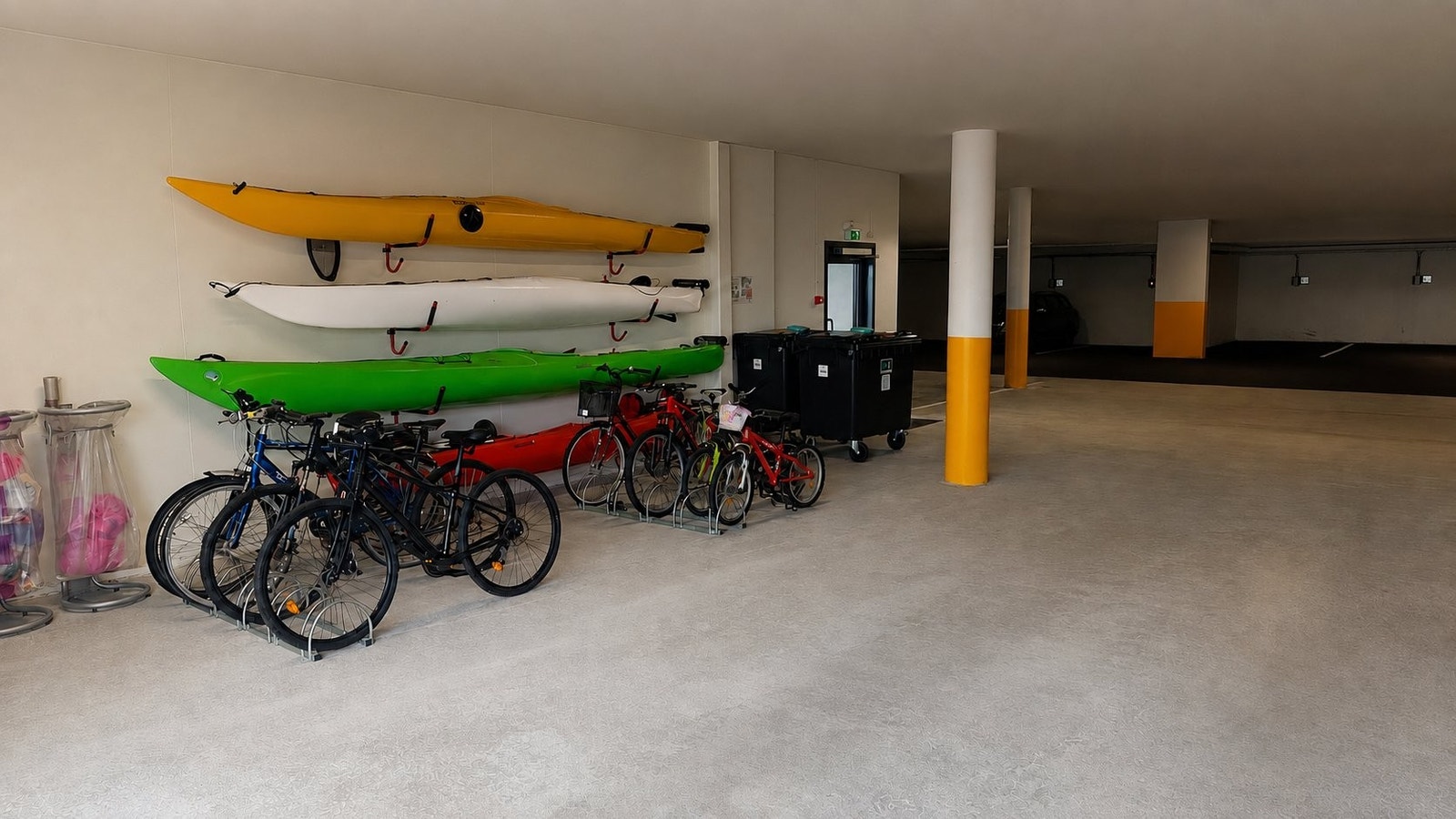 I garasjeanlegget er det god plass til å lagre sykler, kajakker, pasleboard og annet sport og fritids utstyr. Sameiet har også felles utemøbler man kan låne ved behov. Galleribilde