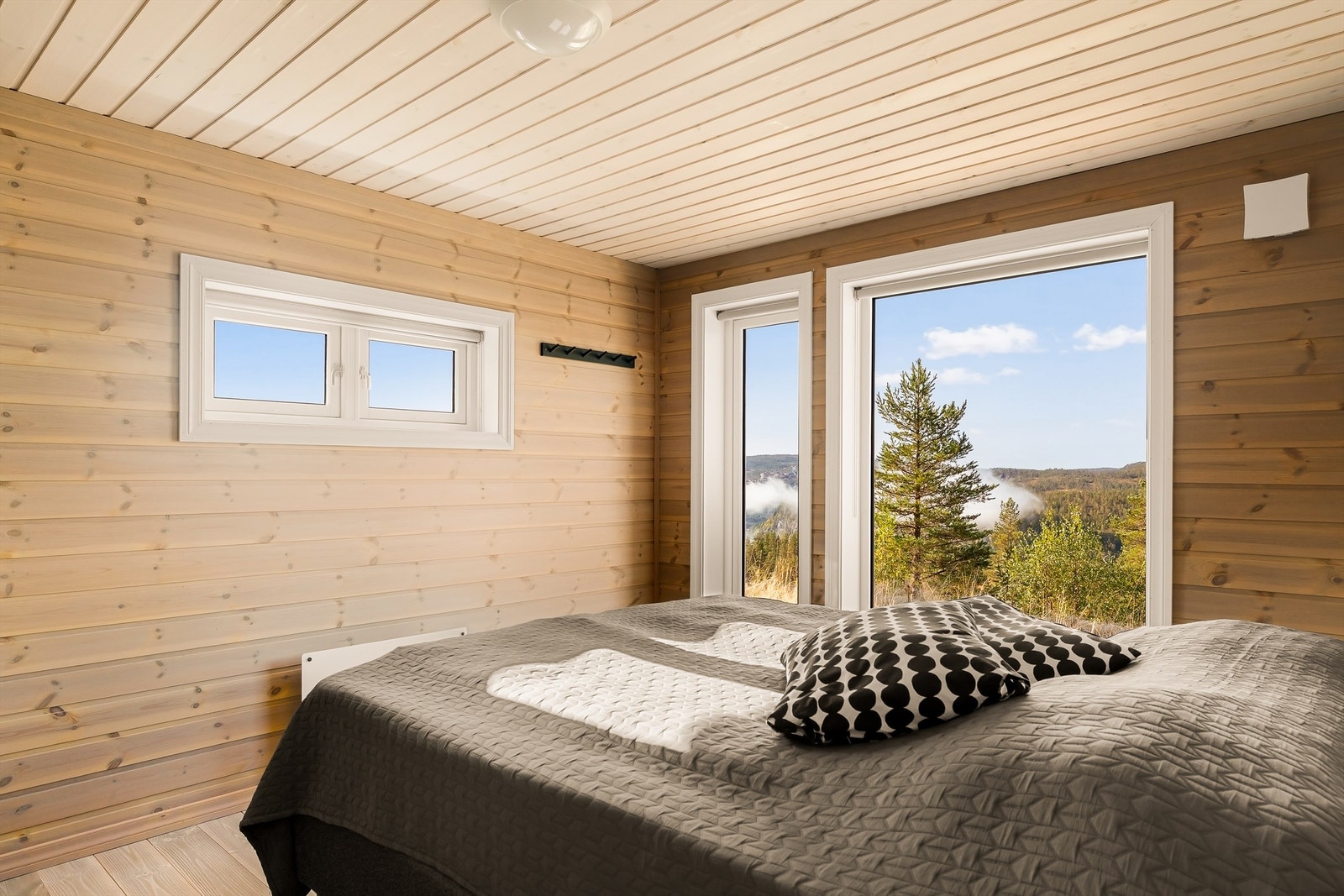 Her kan du våkne, trekke fra gardinene og starte dagen med fjellandskapet rett utenfor vinduet. Galleribilde