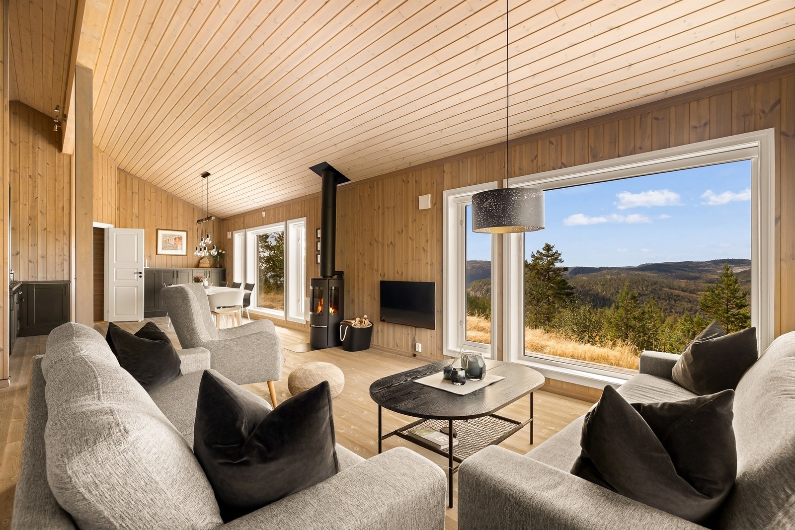 Her kan du lene deg tilbake i sofaen og nyte den fantastiske utsikten. Galleribilde